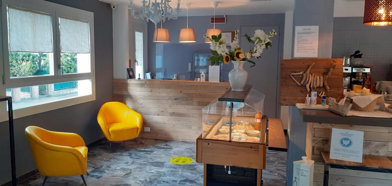 Hotel Garnì Anna Cervia Exteriör bild