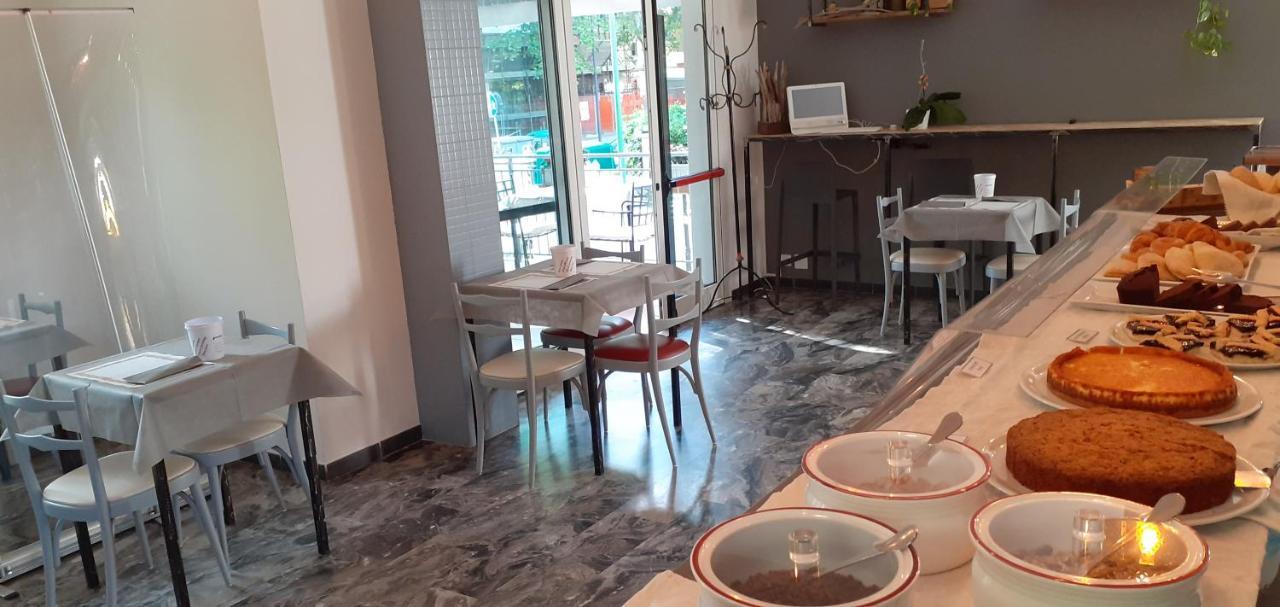 Hotel Garnì Anna Cervia Exteriör bild