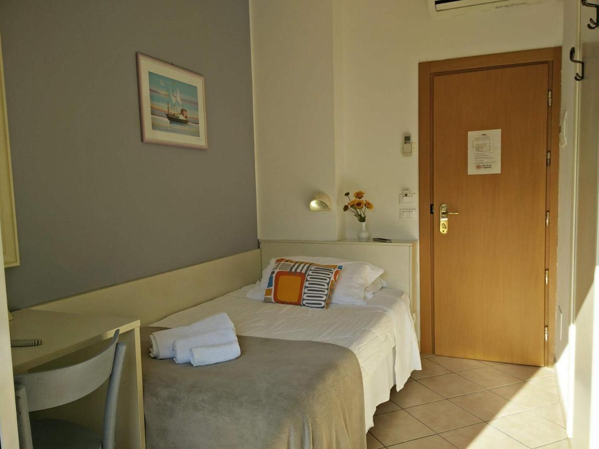 Hotel Garnì Anna Cervia Exteriör bild