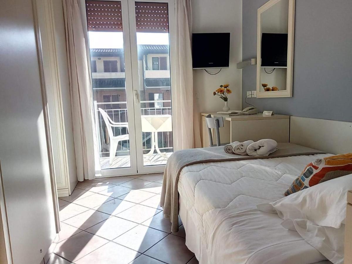 Hotel Garnì Anna Cervia Exteriör bild