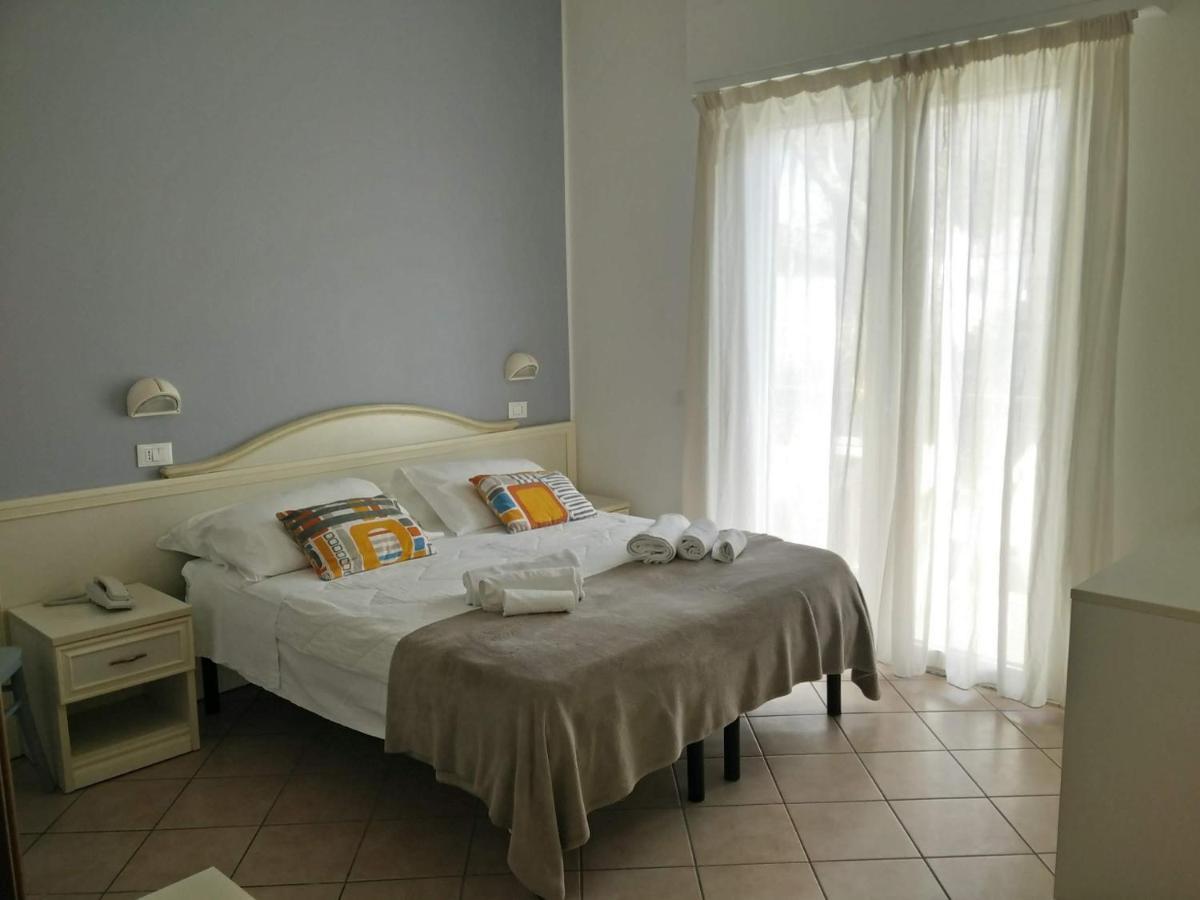 Hotel Garnì Anna Cervia Exteriör bild